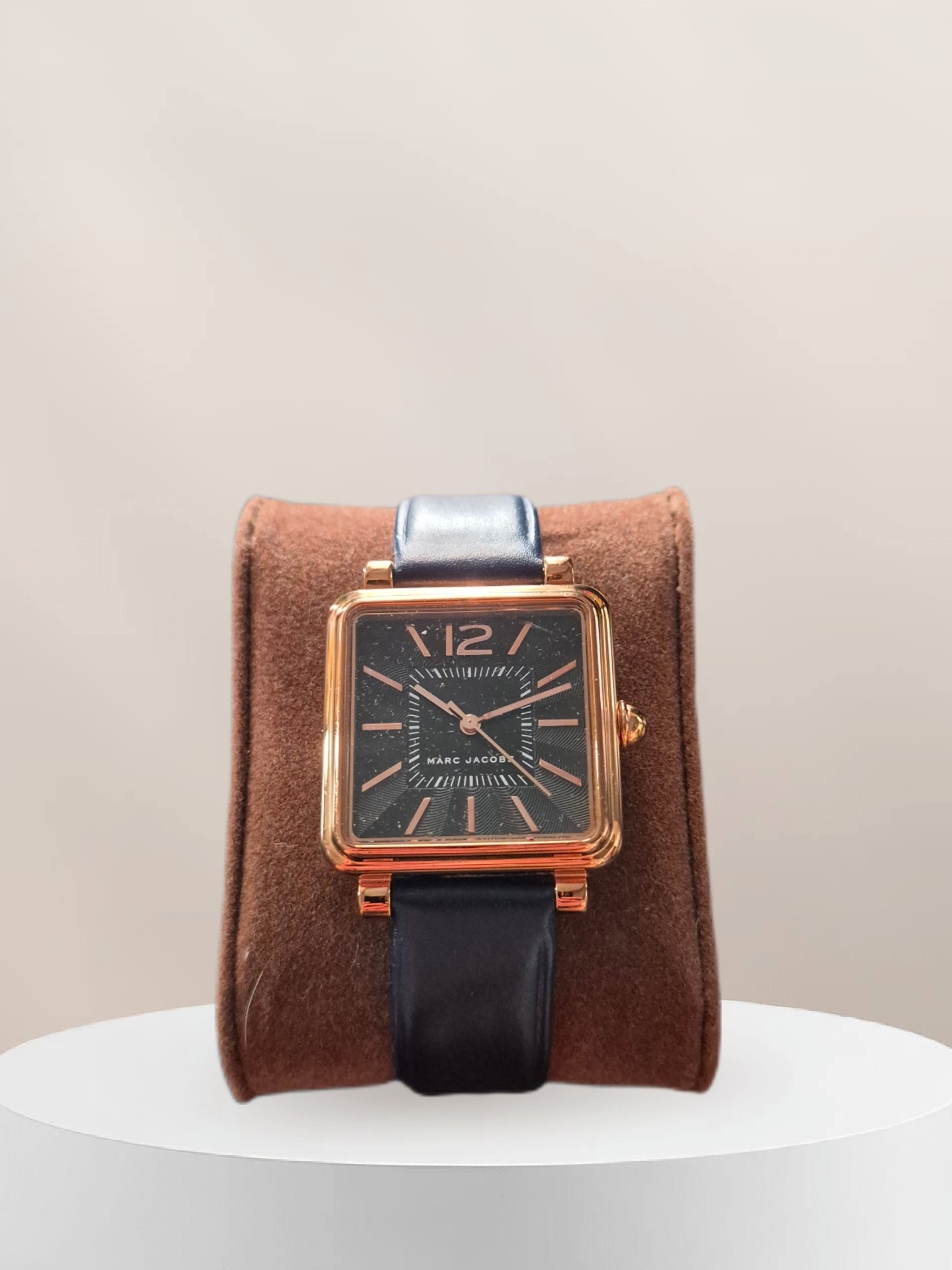 Marc Jacobs Vic Mj1523 Watch Featuring A Rose GoldTone Case